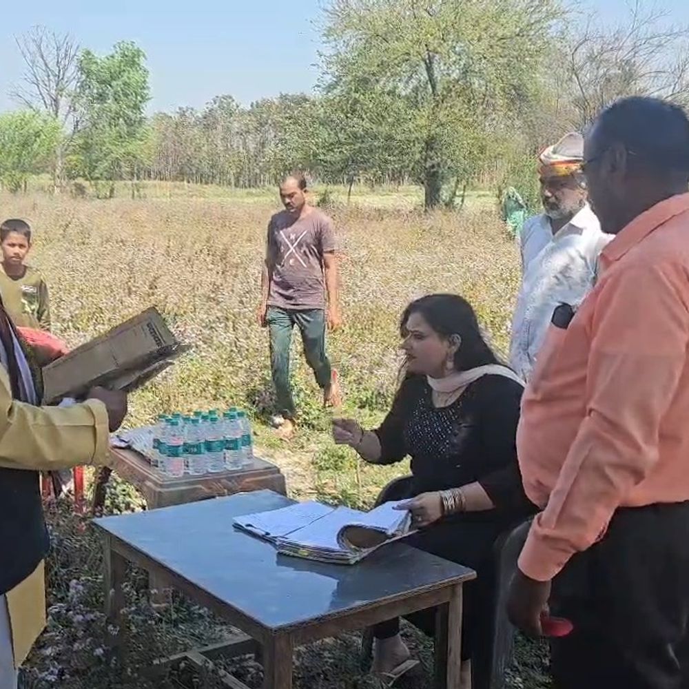 एसडीएम ने विवादित खेत में लगाई चौपाल:भाई-बहन में दाखिल खारिज को लेकर था विवाद, 5 दिन में सुलझाने का निर्देश