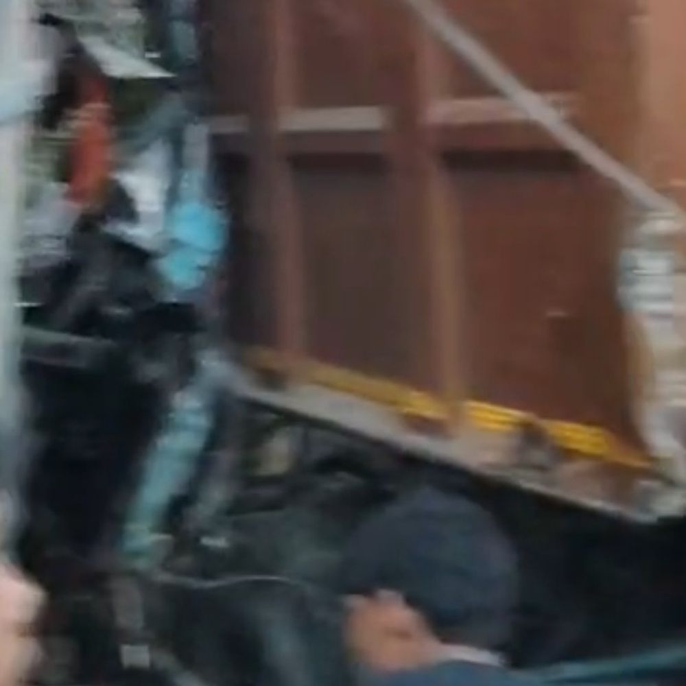 ट्राला-बस की आमने-सामने टक्कर, कई यात्री घायल:कानपुर देहात में हुआ हादसा, ट्रक चालक वाहन में फंसा, बचाव कार्य जारी