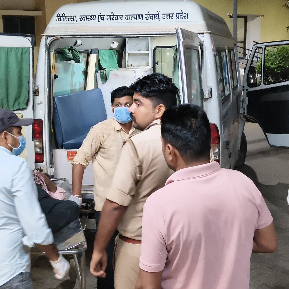 कौशांबी में जमीनी विवाद, दो पक्षों में संघर्ष:4 महिलाओं सहित 9 घायल, पुलिस ने सभी को पहुंचाया अस्पताल