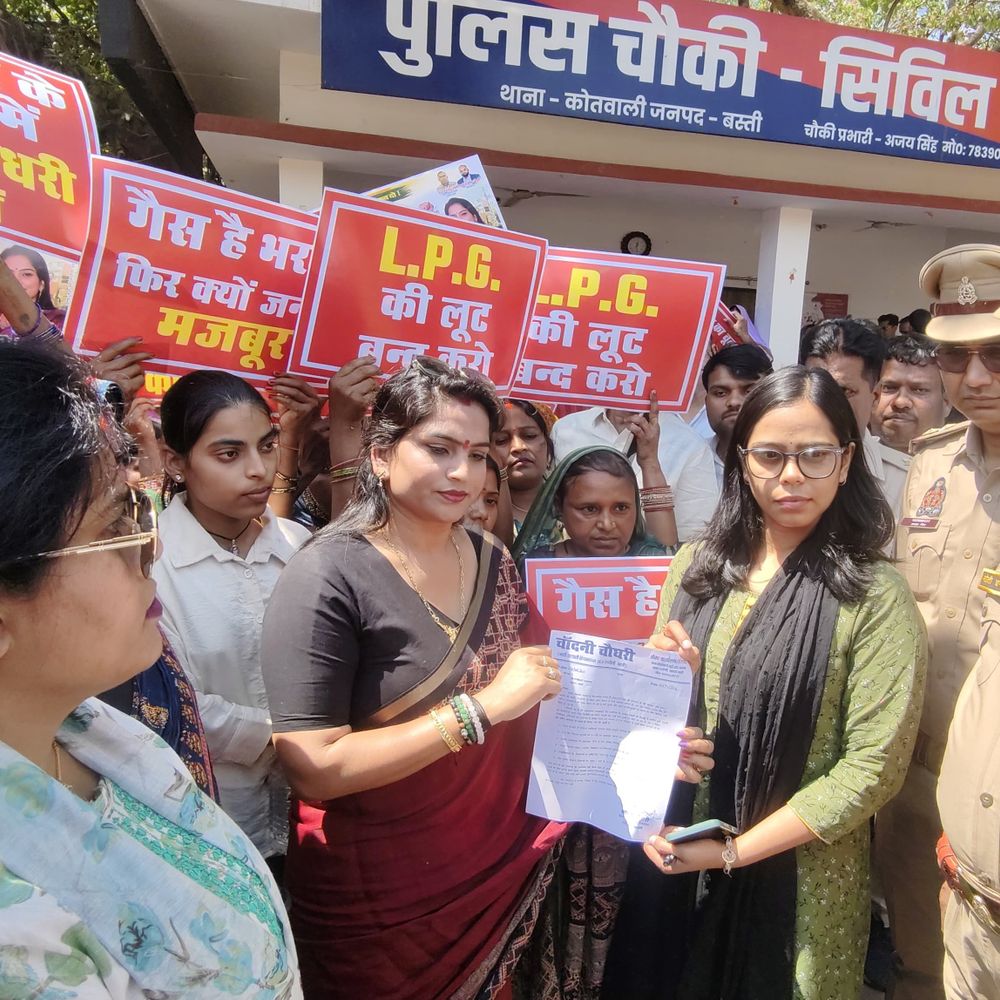 बस्ती में गैस किल्लत पर महिलाओं का प्रदर्शन:खाली सिलेंडर लेकर कलेक्ट्रेट पहुंचीं, 72 घंटे के भीतर डिलीवरी की मांग