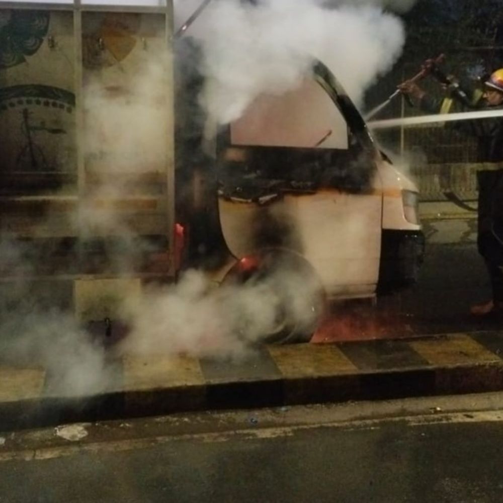डालीगंज पुल के पास खड़ी मैजिक गाड़ी में लगी आग:फायर की गाड़ी ने 30 मिनट में पाया आग पर काबू