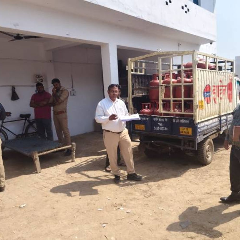 मेरठ में तीन LPG गैस एजेंसी मालिकों पर FIR:गैस की किल्लत दिखाकर अनैतिक गतिविधि में थे संलिप्त, शिकायत पर DSO ने मारा छापा