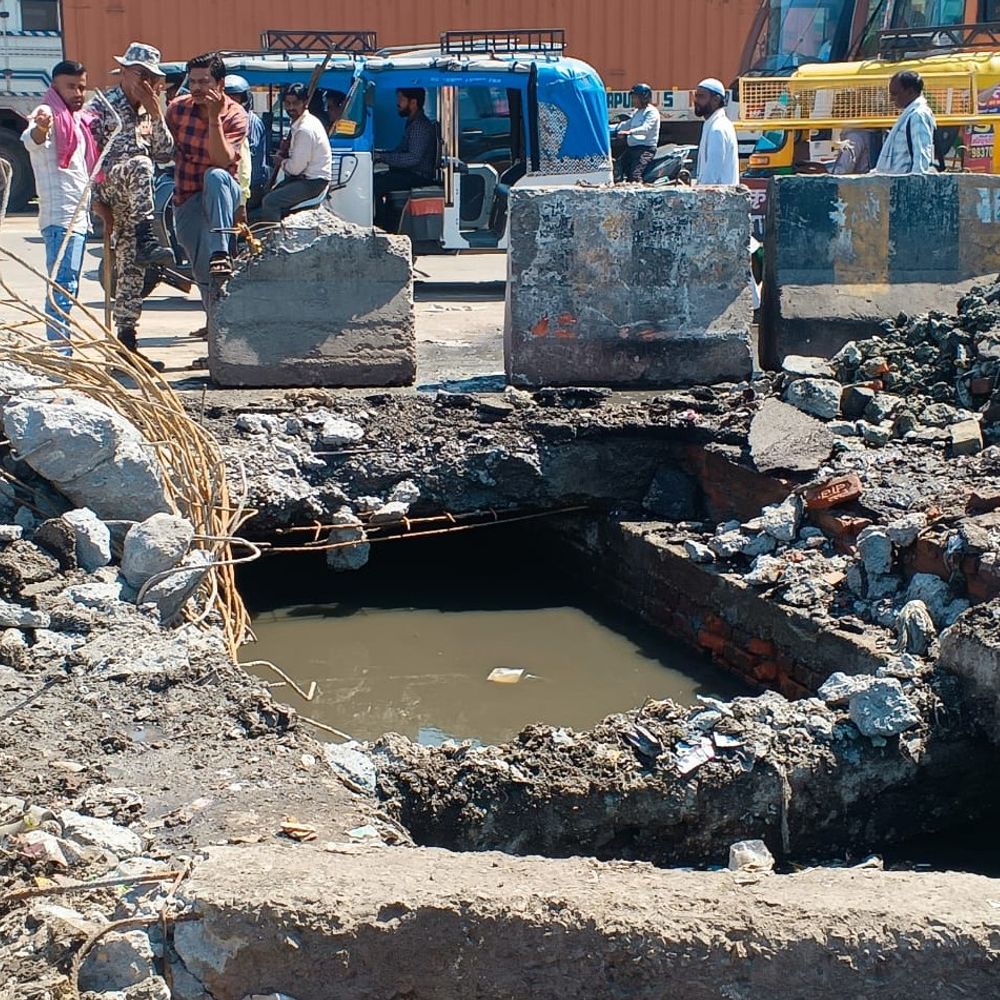 सेटेलाइट पर 15 फिट गहरे खुले नाले में गिरा युवक:16 घंटे से रेस्क्यू जारी, नोएडा के बाद बरेली में नगर निगम की बड़ी लापरवाही