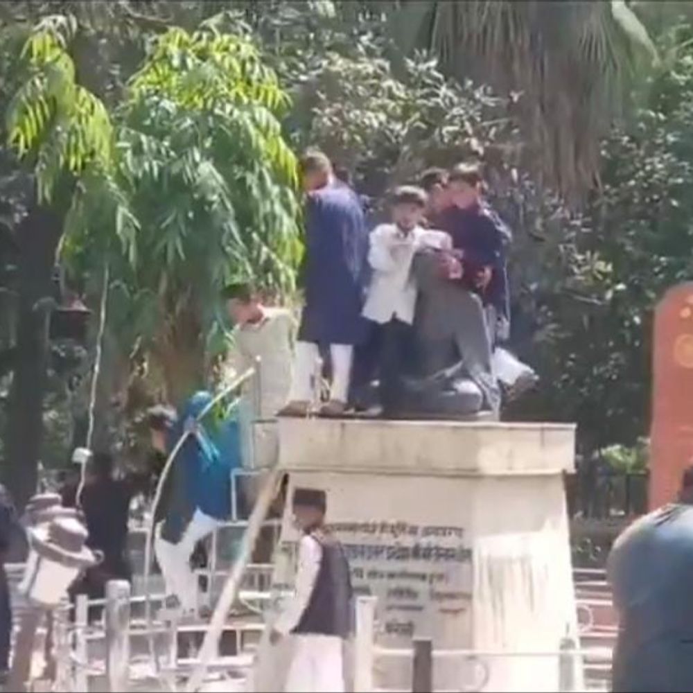 गांधी प्रतिमा के साथ अभद्रता, अश्लील हरकतें कर बनाई रील:गांधी बाग में ईद के दिन राष्ट्रपिता के अपमान पर शहरवासियों में भारी आक्रोश