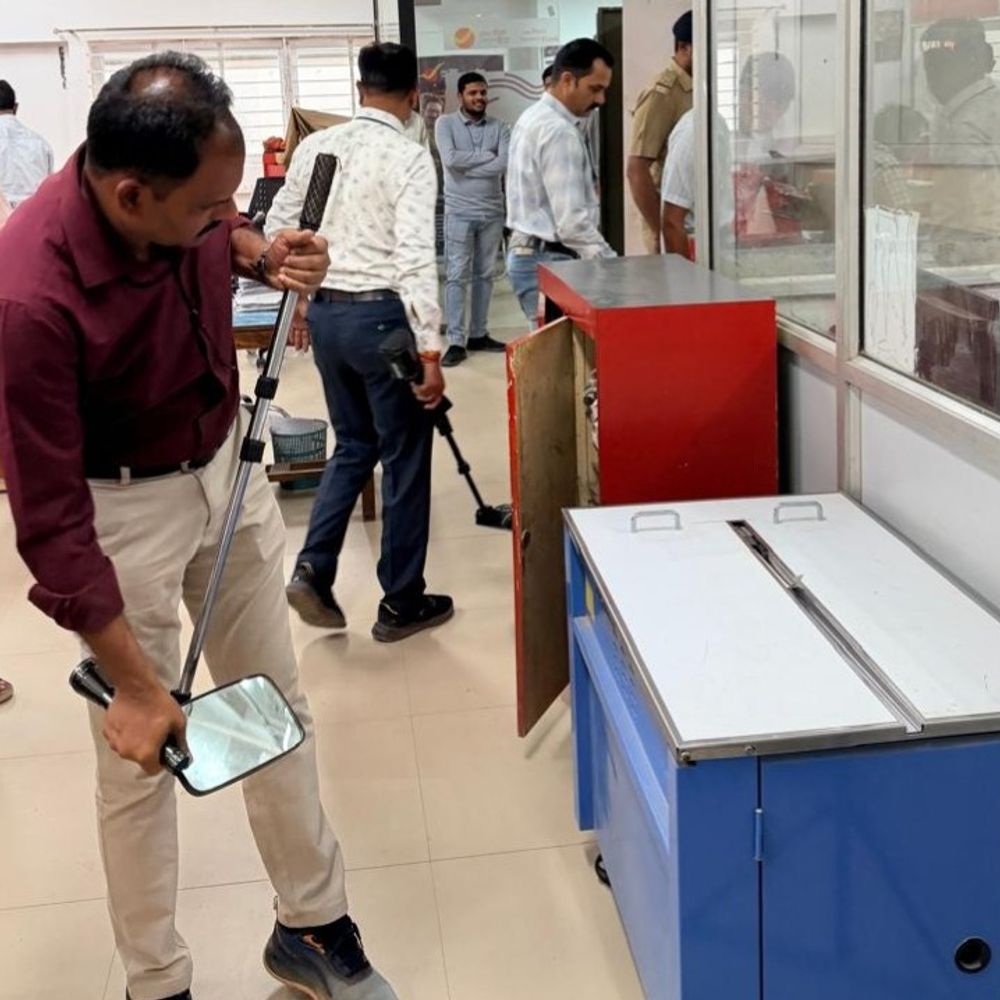 पासपोर्ट ऑफिस और पोस्ट-ऑफिस में बम से उड़ाने की धमकी:चेतावनी के बाद नर्मदापुरम में जांच करने पहुंचा बम डॉग स्क्वॉड