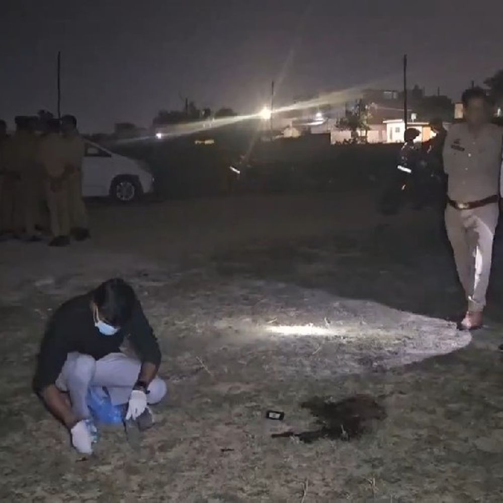 लखनऊ में टाइल्स कारीगर की गला रेतकर हत्या:मैदान में मिला शव; शराब की बोतलें मिलीं; दो संदिग्ध हिरासत में लिए गए