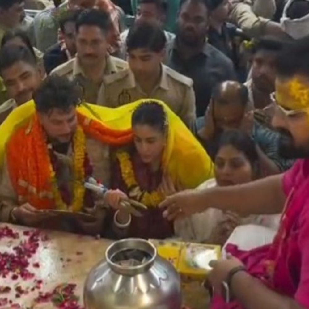 बांके बिहारी की शरण में पहुंचे क्रिकेटर कुलदीप यादव:पत्नी के साथ किए दर्शन,शादी के बाद आए पहली बार वृंदावन