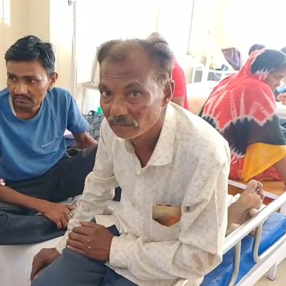 लखनऊ-आगरा एक्सप्रेसवे पर टेंपो ट्रेवलर पलटी:मिनी बस में 25 यात्री सवार, महाराष्ट्र के 7 श्रद्धालु घायल, जिला अस्पताल रेफर