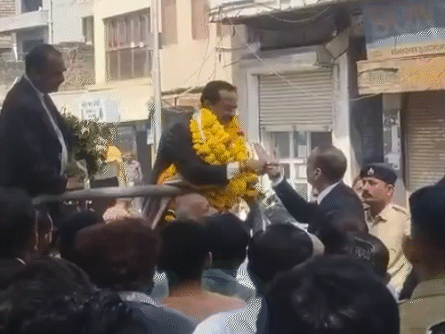 गुजरात में वकील के जुलूस से कोर्ट की कार्यवाही रुकी:जज ने बाहर आकर कहा- शोर ना करें; वकील ने कहा- आप जाकर अपनी कुर्सी संभालिए