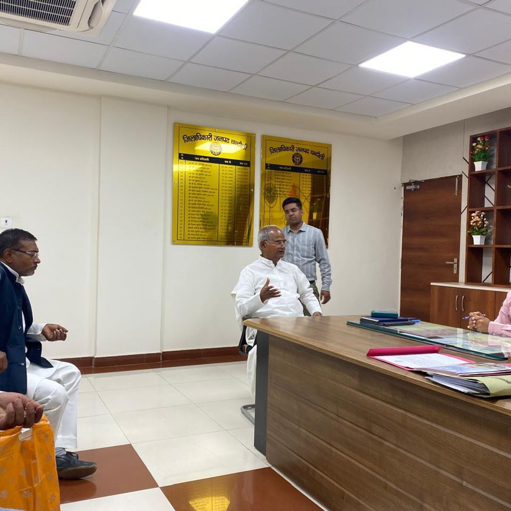 चंदौली में सपा पूर्व सांसद ने डीएम से मुलाकात की:किसानों की सिंचाई, विद्युत आपूर्ति को लेकर उठाए सवाल