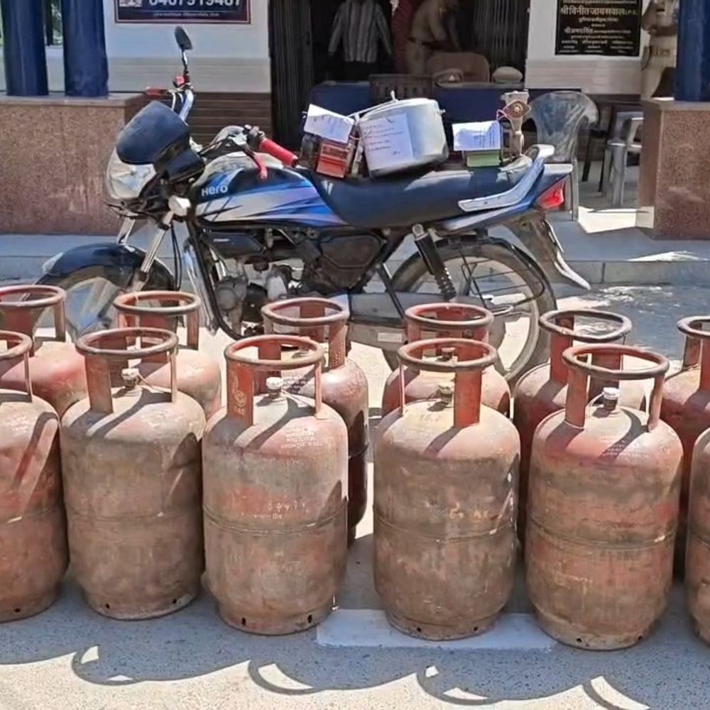 15 चोरी के एलपीजी सिलेंडर के साथ एक गिरफ्तार:स्कूलों से ताला तोड़कर करते थे चोरी, बाइक समेत चोरी का सामान बरामद