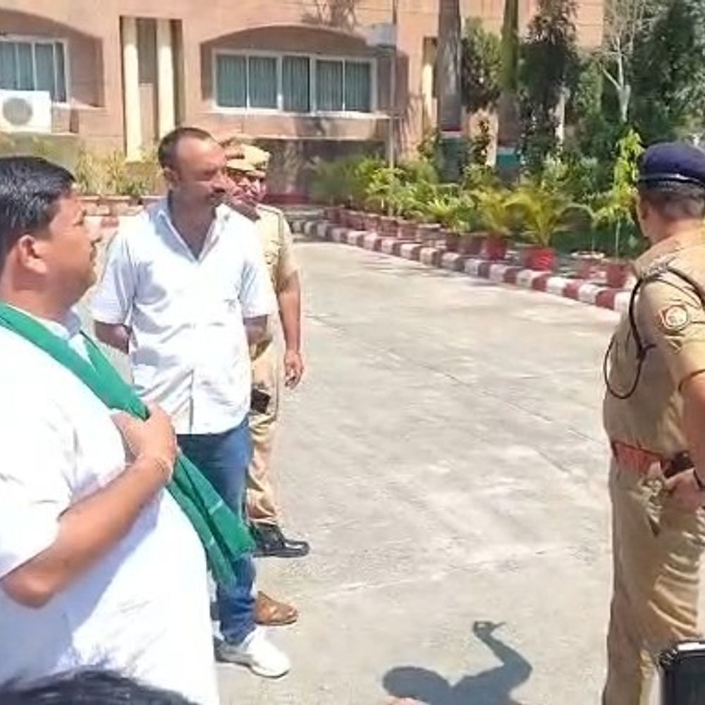 अमरोहा कलेक्ट्रेट में बिना अनुमति ड्रोन उड़ाया गया:किसान संगठन के कार्यकर्ताओं पर पुलिस ने की कार्रवाई, ड्रोन जब्त