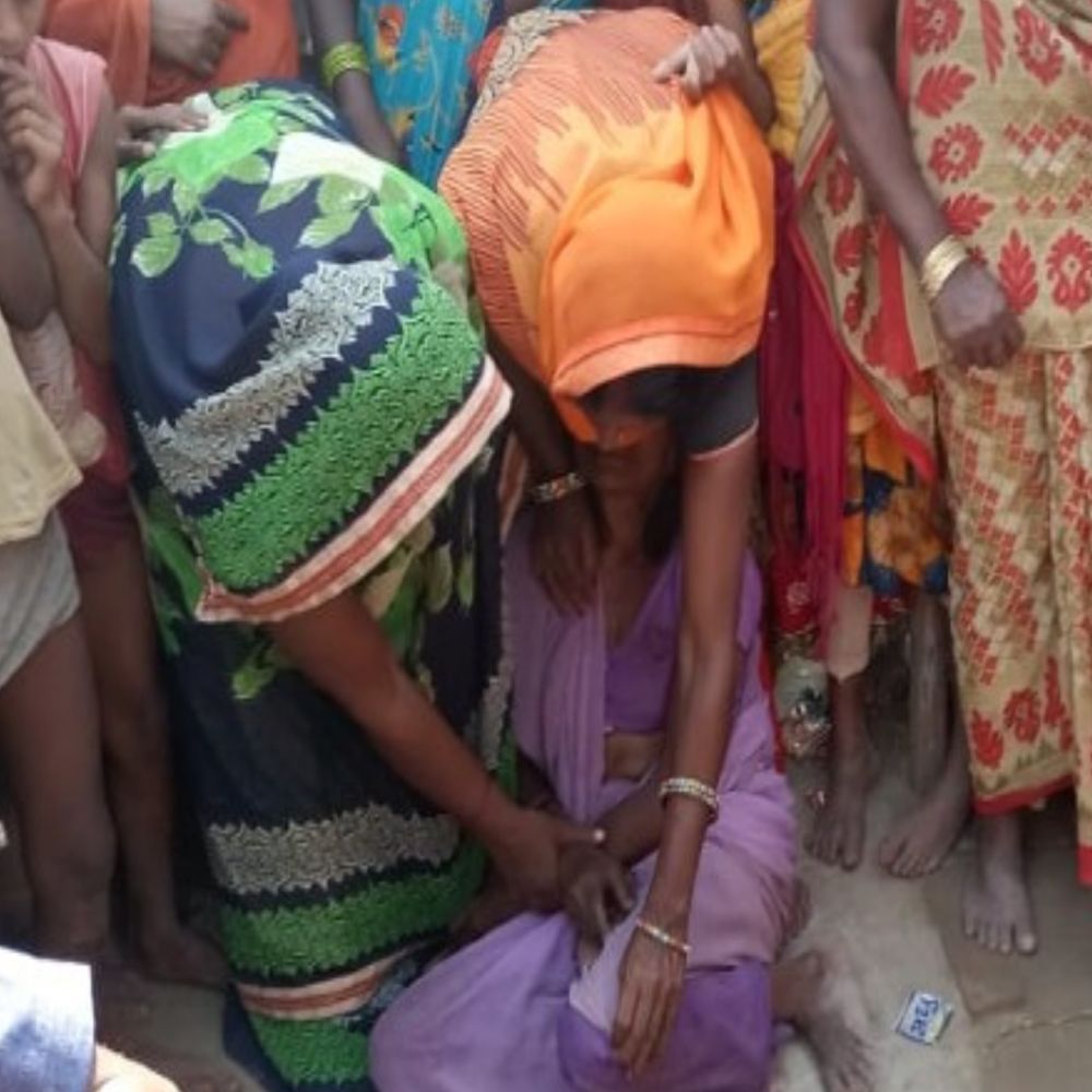 अयोध्या में बेकाबू ई-रिक्शा पलटने से महिला की मौत:बीकापुर में सड़क हादसा, परिवार में शोक