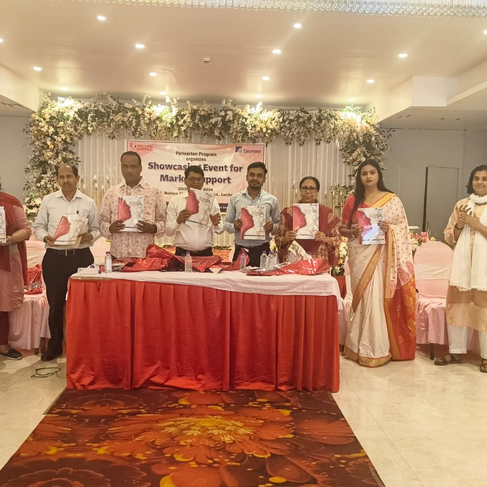 लखनऊ में ‘परिवर्तन’ से 2 किशोरियों को मिली किट:आर्थिक रूप से कमजोर घरों की 49 लड़कियां आत्मनिर्भर बनीं