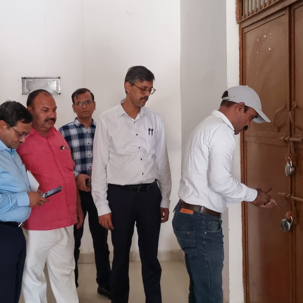 श्रावस्ती में मतदाता सूची पुनरीक्षण अभियान की समीक्षा:डीएम ने राजनीतिक दलों संग बैठक कर ईवीएम वेयरहाउस का निरीक्षण किया