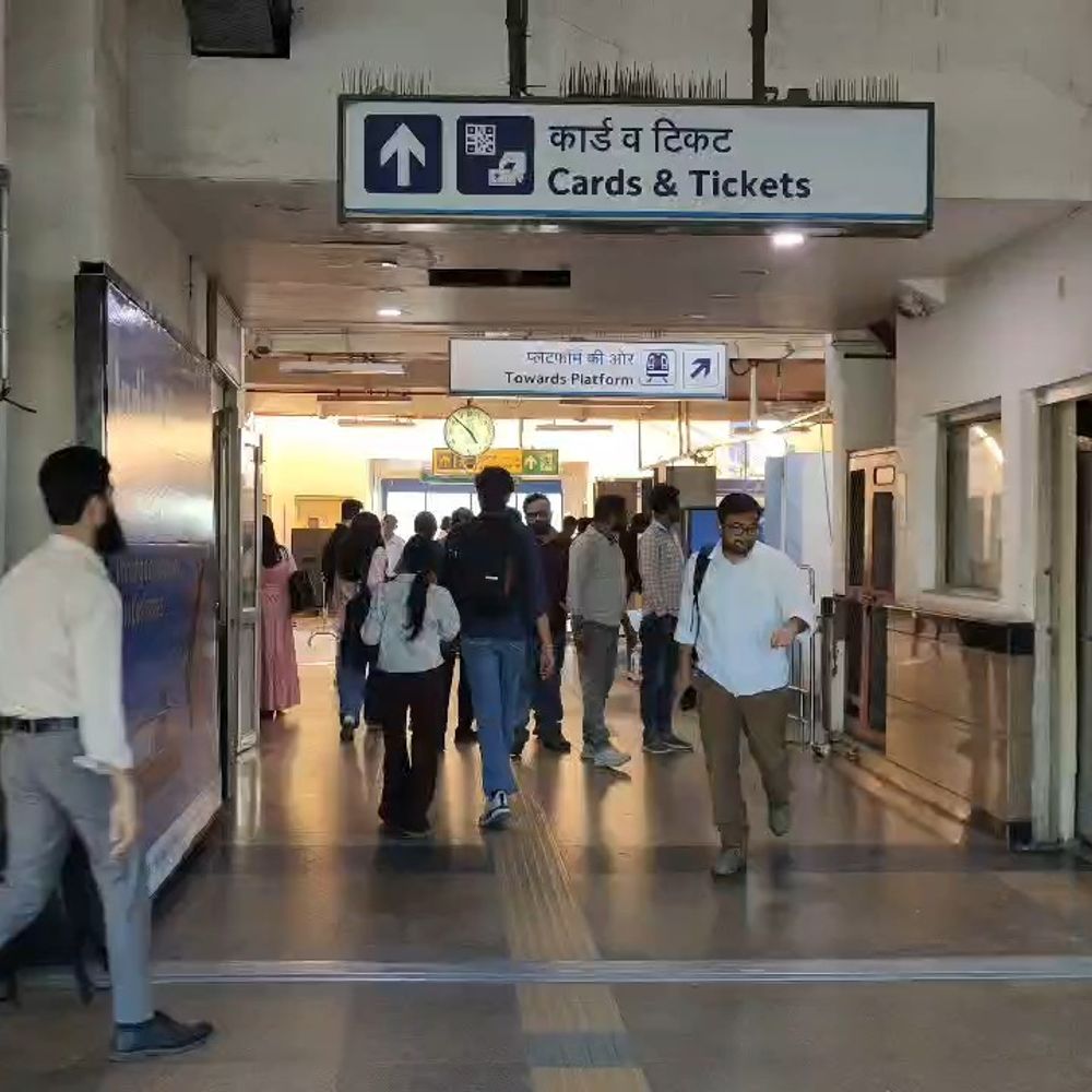 नोएडा मेट्रो स्टेशन पर युवती ने ट्रैक पर लगाई छलांग:पुलिस ने गंभीर हालत में भर्ती कराया, सेक्टर-16 में कुछ देर प्रभावित रहीं सेवाएं