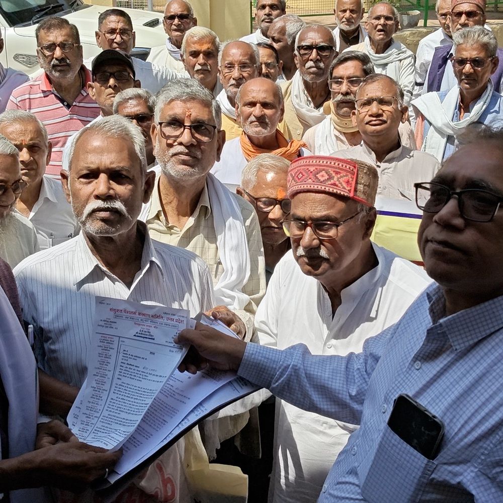 पेंशनर्स ने नए अधिनियम का विरोध किया:बांदा में सेवानिवृत्ति तिथि से पेंशन लाभ तय करने पर PM को ज्ञापन सौंपा