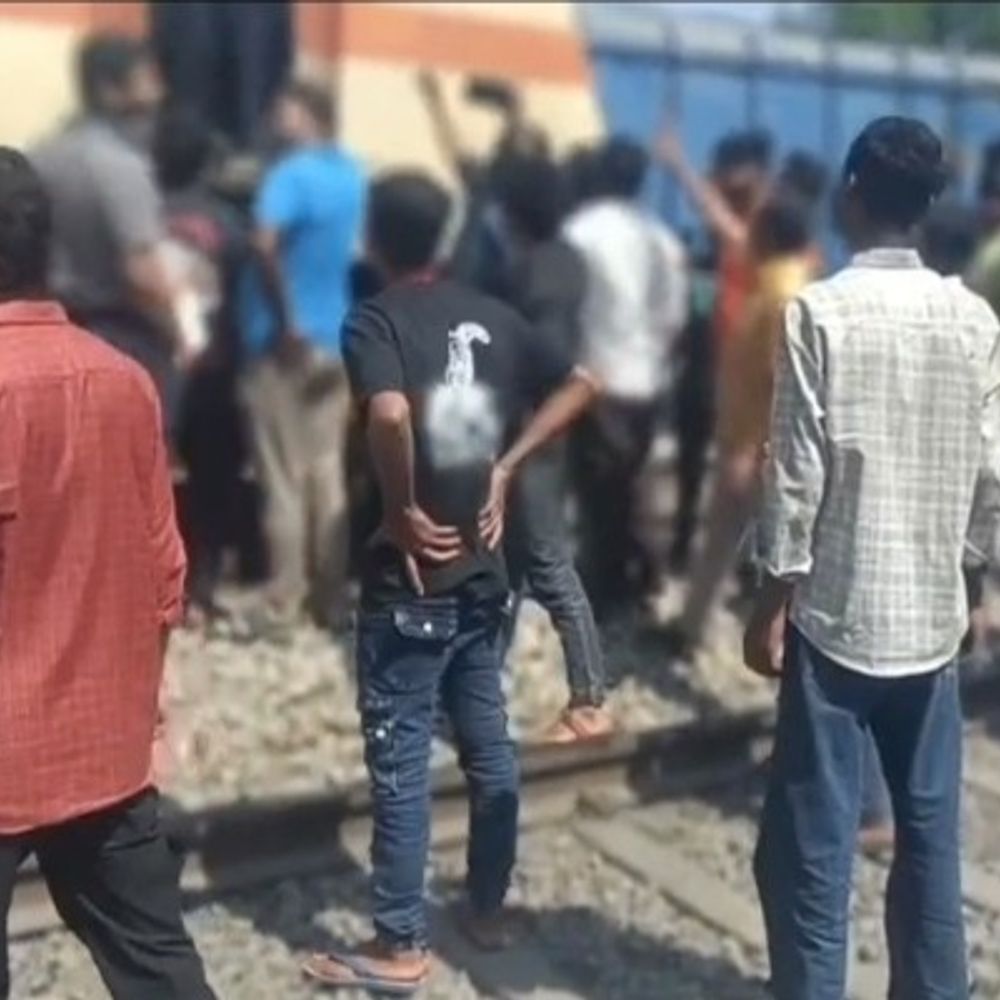 चित्रकूट में मारकुंडी स्टेशन पर ट्रेन रुकने से हंगामा:सिग्नल के बावजूद रोकी गई दानापुर क्लोन विशेष ट्रेन, यात्रियों में आक्रोश