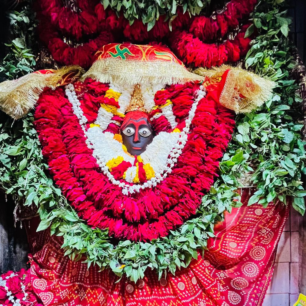 जौनपुर चौकियां धाम में चैत्र नवरात्र का सातवां दिन:भोर में कपाट खुलते ही श्रद्धालुओं की भीड़ उमड़ी, विशेष पूजा-अर्चना