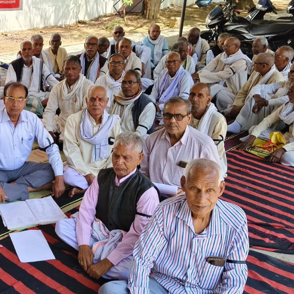 पेंशनर्स ने काली पट्टी बांधकर दिया धरना:वित्त मंत्रालय के नए कानून के विरोध में कलेक्ट्रेट परिसर में प्रदर्शन