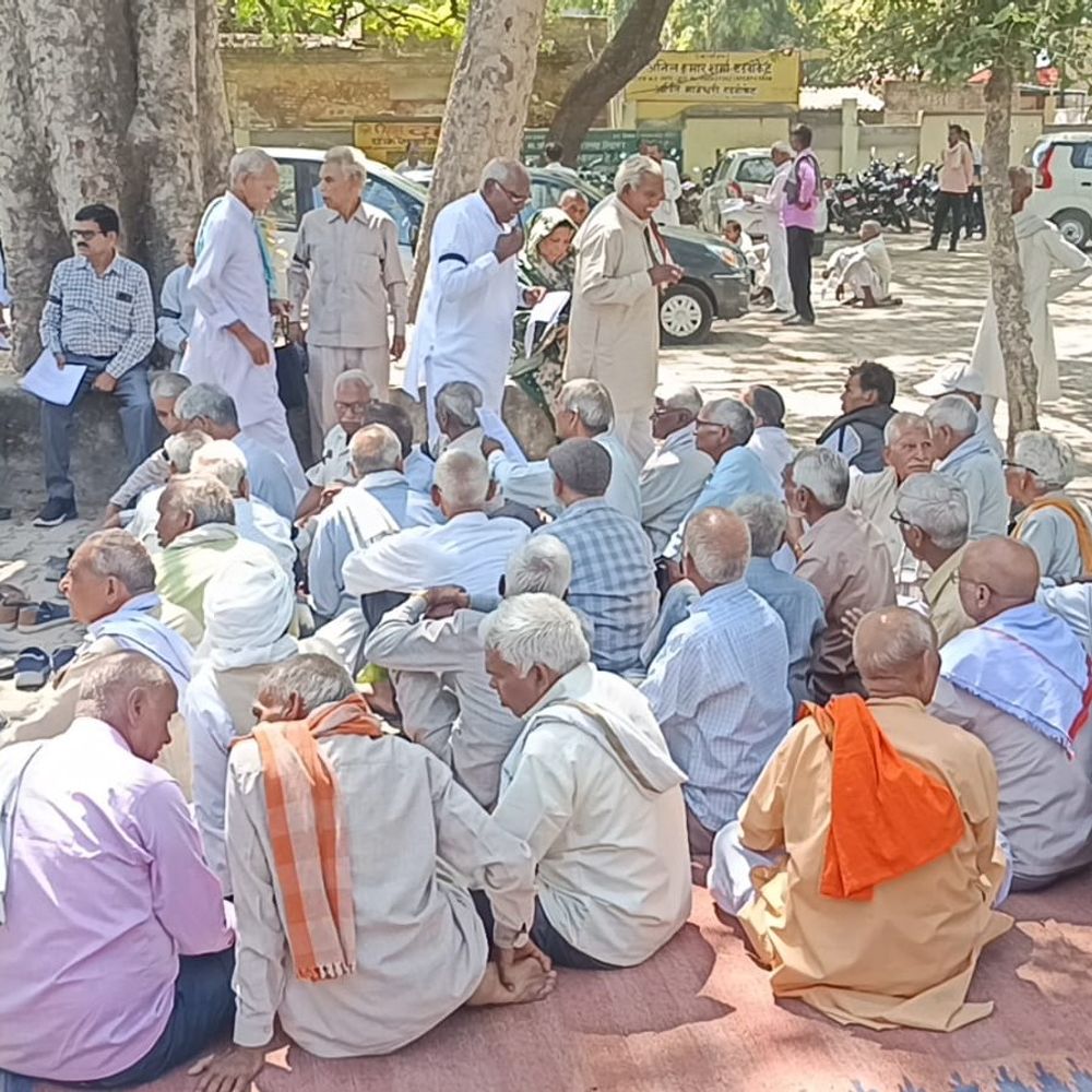 पेंशनरों ने काली पट्टी बांधकर किया प्रदर्शन:समानता के अधिकार की मांग, प्रधानमंत्री के नाम भेजा ज्ञापन