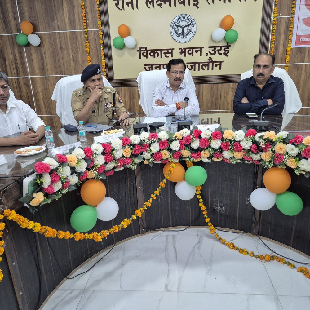 जालौन में गैस आपूर्ति पर डीएम सख्त:हर उपभोक्ता तक समयबद्ध डिलीवरी के निर्देश, कालाबाजारी पर जीरो टॉलरेंस