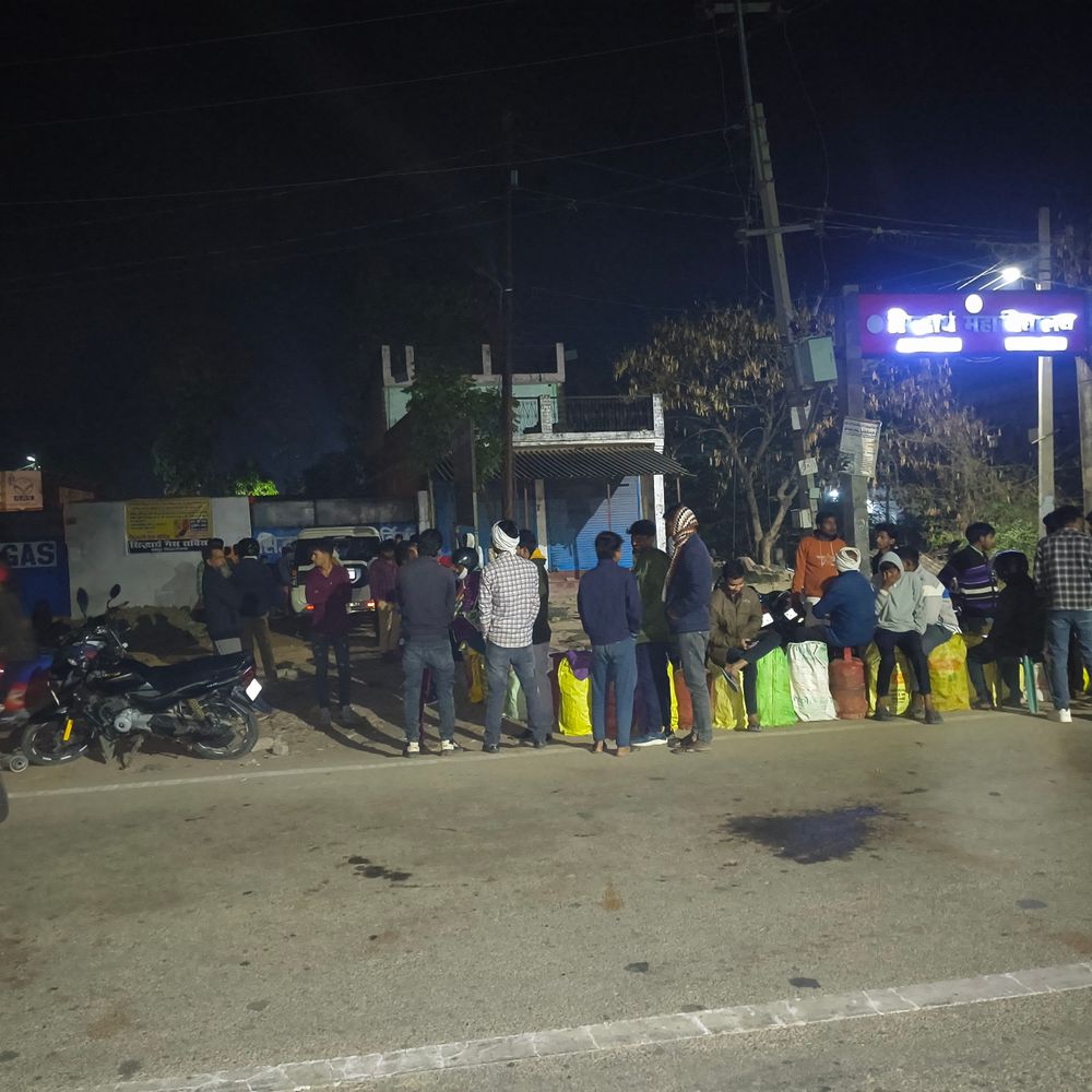 गैस के लिए रात भर लाइन में खड़े रहे उपभोक्ता:सिद्धार्थनगर में 5 दिनों से काट रहे चक्कर, फिर भी नहीं मिला सिलेंडर