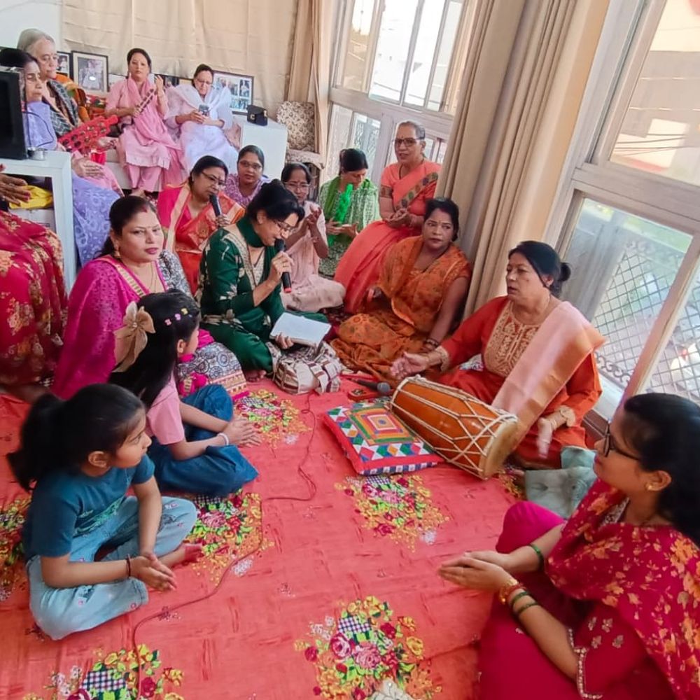 गोमतीनगर में भजन संध्या का आयोजन:महिलाओं ने देवी भजनों पर भक्तिमय प्रस्तुति दी