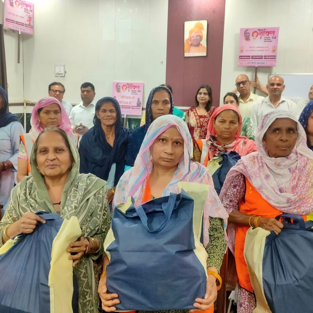 सहारनपुर में महिला सफाई मित्रों को सुरक्षा किट मिली:स्वच्छता व्यवस्था मजबूत करने का आह्वान, सहायक नगरायुक्त दुबे ने किया