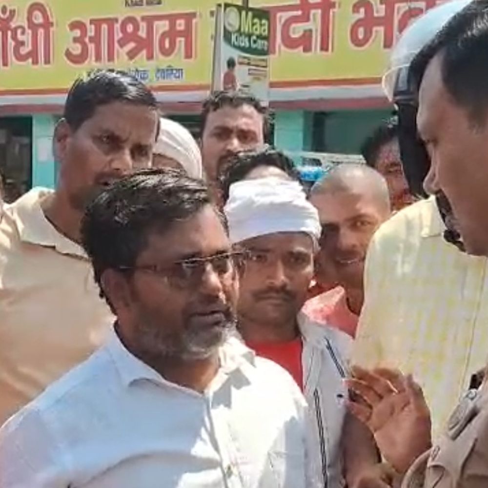 देवरिया में टेंपो चालकों का प्रदर्शन:यातायात विभाग पर उत्पीड़न और अवैध चालान का आरोप