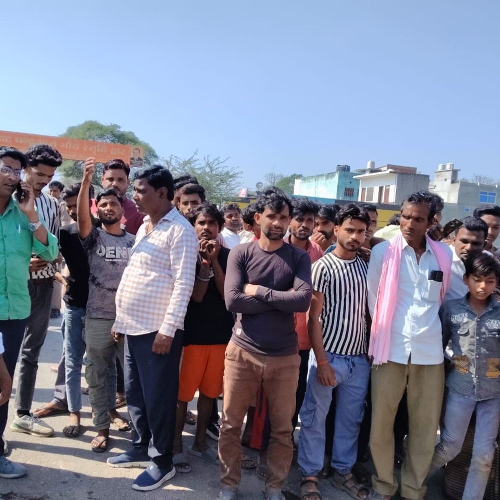 लखीमपुर में ट्रक ने स्कूटी सवार मां-बेटी को कुचला:बैंक से घर लौट रही थीं, पीछे से तेज रफ्तार गन्ना लदे ट्रक ने मारी टक्कर