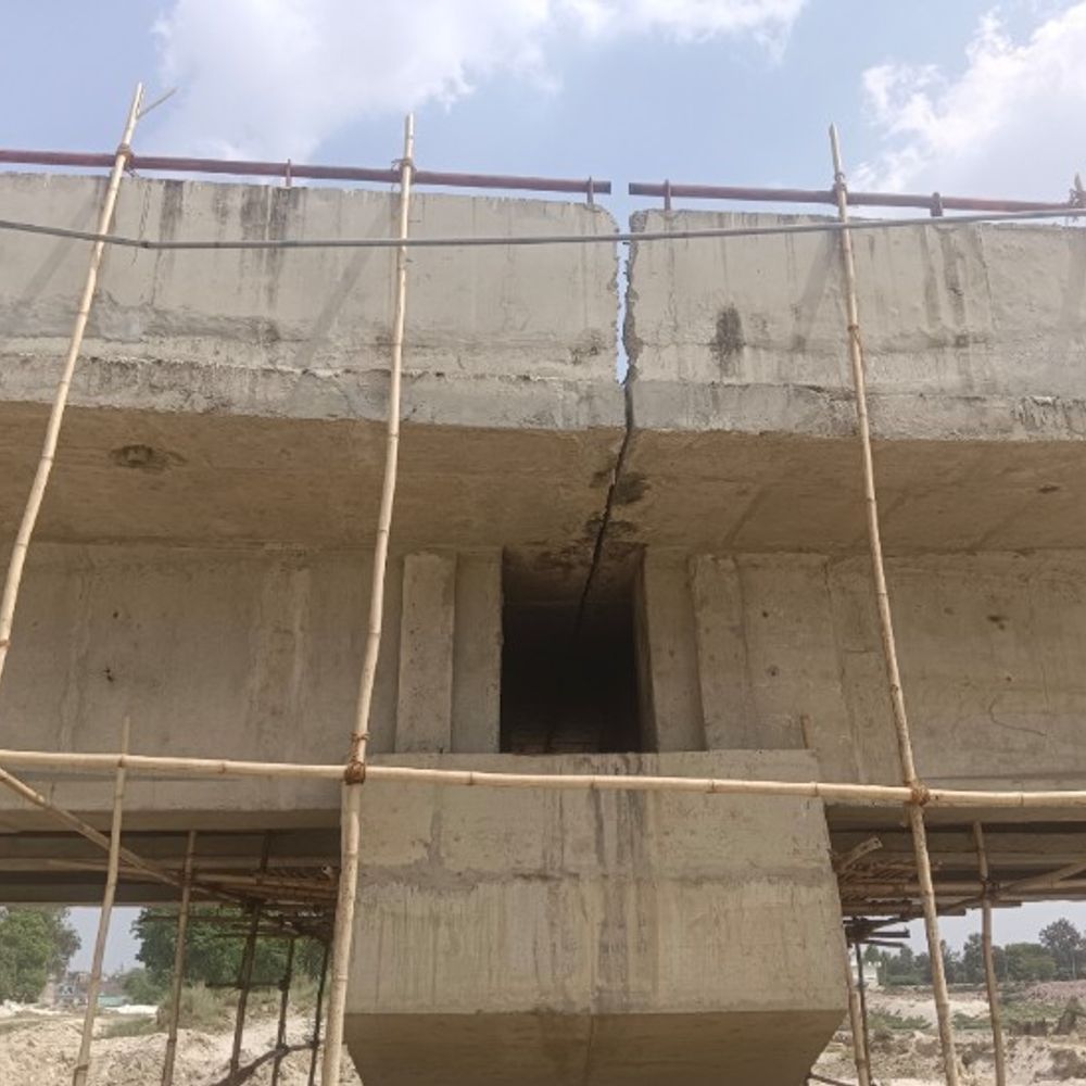 पुल निर्माण बीच में रुका, काम बंद होने सवाल:शाहजहांपुर में 4.24 करोड़ की लागत, 80 सेमी ऊंचा होना था पुल