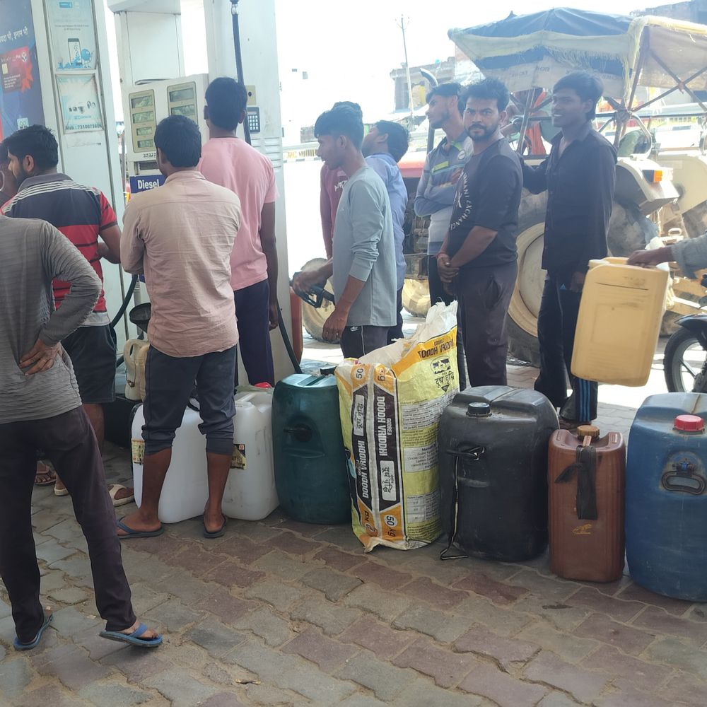 अयोध्या के ग्रामीण पंपों पर तेल के लिए उमड़ी भीड़:DSO बोले- 13 लाख लीटर पेट्रोल और 18 लाख लीटर डीजल का पर्याप्त स्टॉक