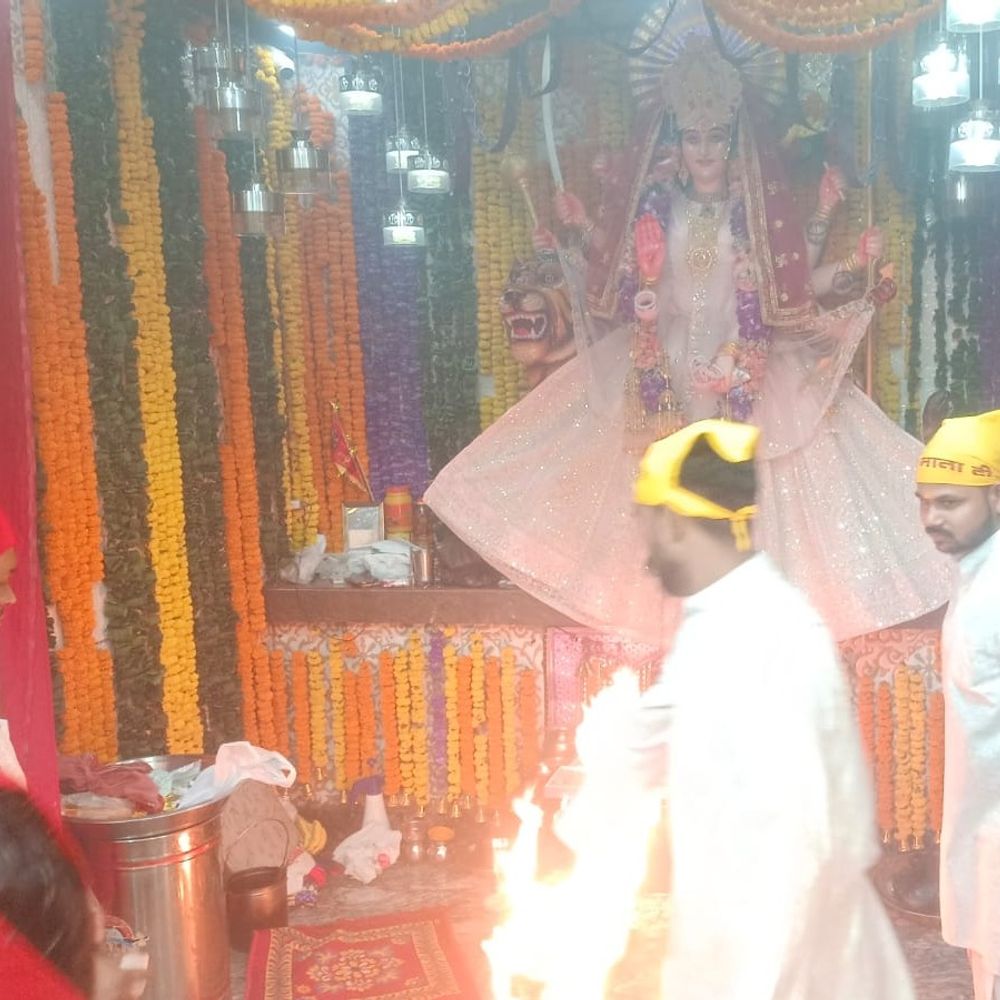 संभल के चामुंडा मंदिर में सप्तमी पर महाआरती:400 से अधिक श्रद्धालुओं ने मां कालरात्रि की पूजा की, छप्पन भोग अर्पित