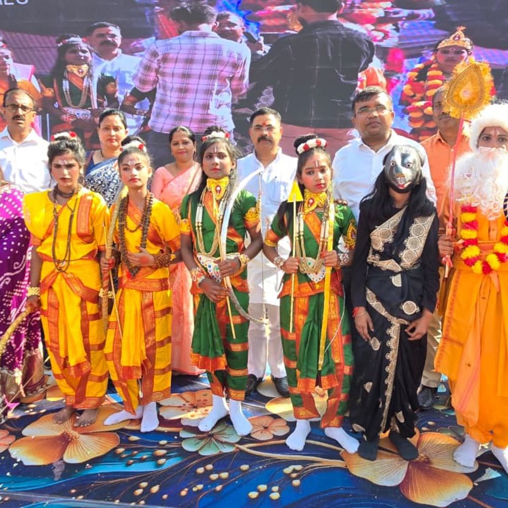 शाही किले में बच्चों ने दी सांस्कृतिक प्रस्तुति:जौनपुर महोत्सव में निपुण विद्यालयों को मिला सम्मान, टीएलएम प्रदर्शनी भी लगी