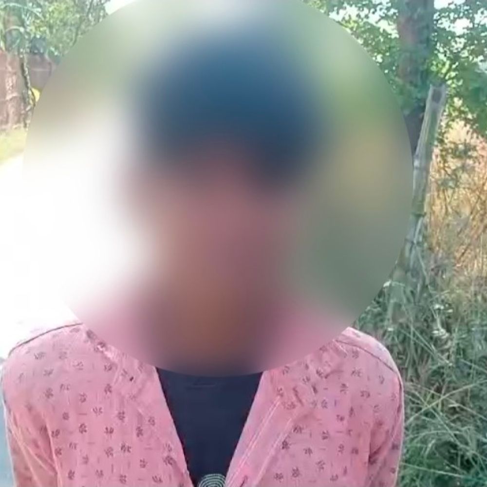 गोंडा में चोरी के शक में किशोर की पिटाई, VIDEO:हाथ जोड़कर रोता रहा, कुल्हड़ उद्योग पर काम के दौरान लड़को ने पीटा