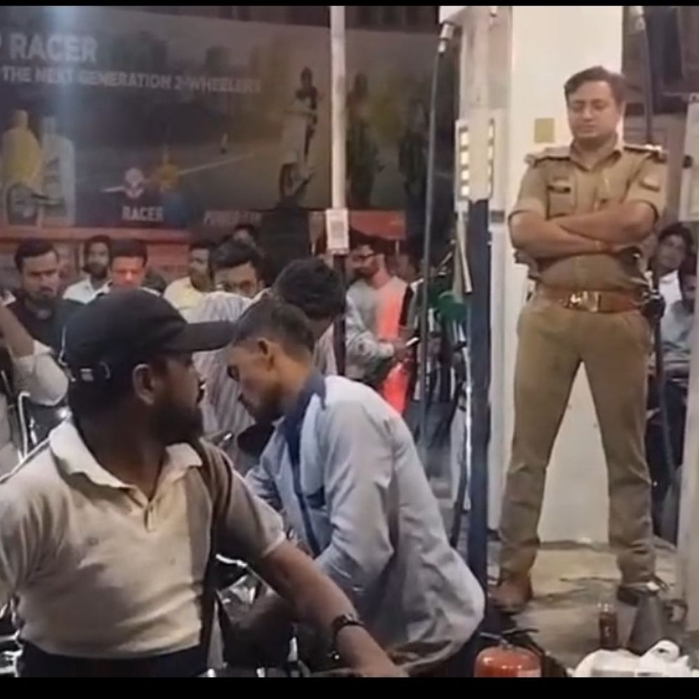 बहराइच में पेट्रोल पंपों पर उमड़ी भीड़, अफवाहों का असर:प्रशासन ने कहा- अफवाहों पर ध्यान न दें, फिलिंग स्टेशनों पर पुलिस की तैनाती