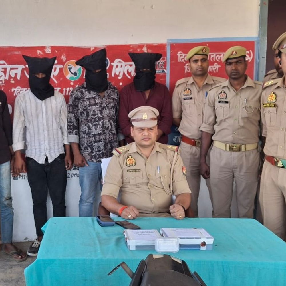 देवरिया में वाहन चोर गिरोह के 4 आरोपी गिरफ्तार:5 बाइक और मोबाइल बरामद, गाड़ियों में अलग-अलग नंबर प्लेट लगाकर बेचते थे