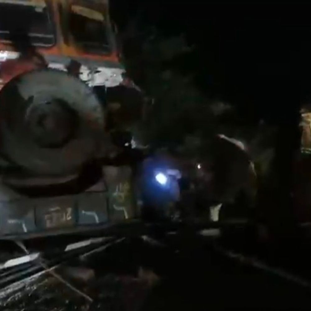 संभल में सड़क हादसा, एक मजदूर की मौत:आगरा-मुरादाबाद हाईवे पर ट्रक ने ट्रैक्टर-ट्रॉली को टक्कर मारी, चार घायल