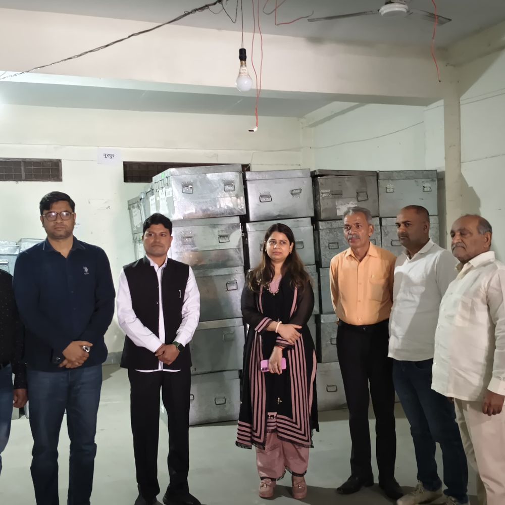 बिजनौर डीएम ने किया ईवीएम स्ट्रांग रूम का निरीक्षण:सुरक्षा व्यवस्थाओं का जायजा लिया, राजनीतिक दलों ने जताई सहमति
