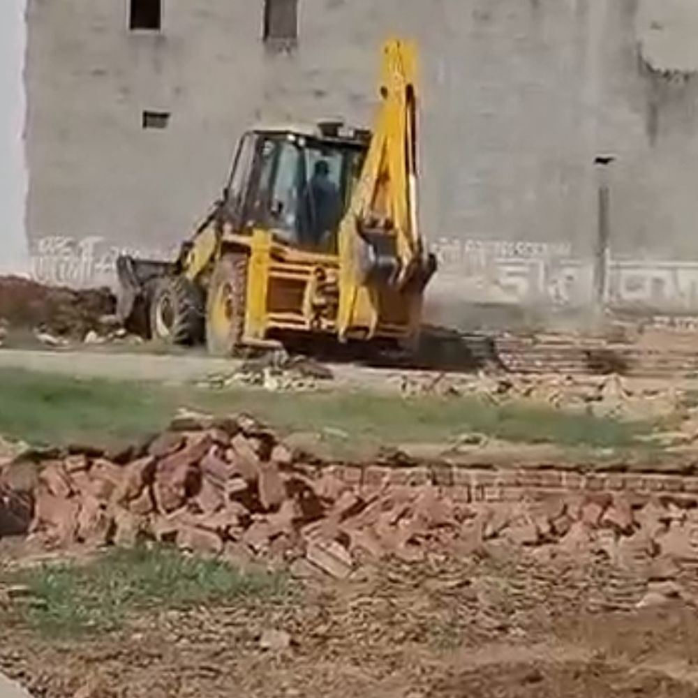 बुलंदशहर में अवैध कॉलोनियों पर चला बुलडोजर:18 बीघा जमीन पर बने निर्माण ध्वस्त, प्राधिकरण की बड़ी कार्रवाई