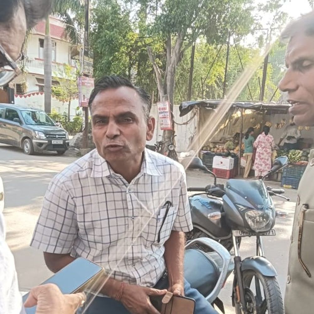 बसपा पूर्व जिलाध्यक्ष के स्टोर पर फर्जी अफसरों की रेड:आईकार्ड मांगते ही भागने लगे, लोगों ने पकड़कर पीटा; पुलिस को सौंपा