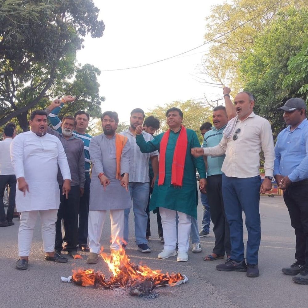 AIMIM नेता के विवादित बयान पर मेरठ में प्रदर्शन:हिंदू संगठनों ने पुतला फूंका, गिरफ्तारी और रासुका की मांग