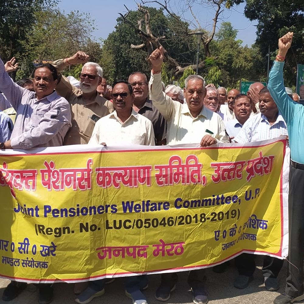 पेंशनर्स फेडरेशन ने भेदभावपूर्ण वित्त विधेयक के खिलाफ प्रदर्शन किया:प्रशासनिक अधिकारी को ज्ञापन सौंपते हुए एक्ट रद्द करने की मांग