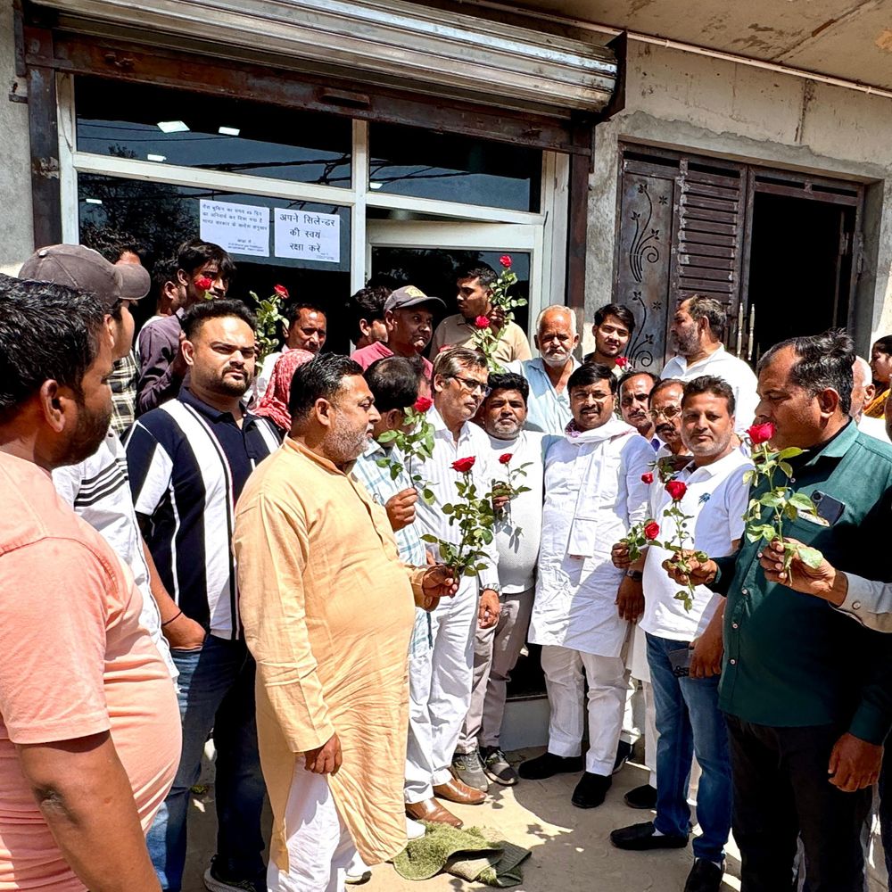 कांग्रेस ने खुर्जा में गैस एजेंसी पर बांटे गुलाब:भाईचारे और मोहब्बत का दिया संदेश, कहा- कुछ लोग माहौल खराब कर रहे