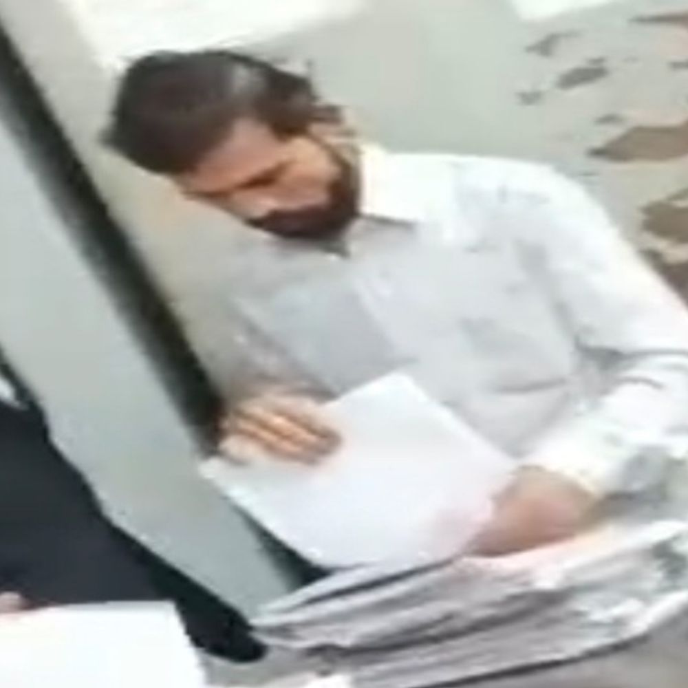 जन्म-मृत्यु प्रमाण पत्र सीट पर बाहरी युवक कर रहे काम:शाहजहांपुर नगर निगम से VIDEO सामने आया, अधिकारी बेखबर