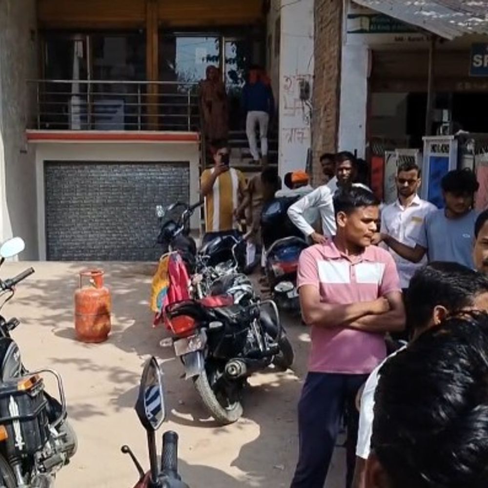 कौशांबी में गैस एजेंसी पर सिलेंडर से गैस चोरी:ग्राहकों को 2-3 किलो कम गैस, 1000 रुपये लेने का आरोप