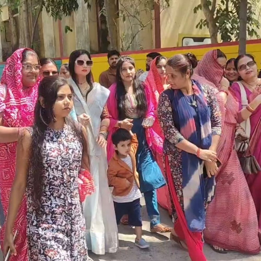 हमीरपुर के सरकारी अस्पतालों में डॉक्टरों की कमी पर प्रदर्शन:अखिल भारतीय एकता परिषद ने जिलाधिकारी को ज्ञापन सौंपा, चिकित्सकों की तैनाती की मांग की