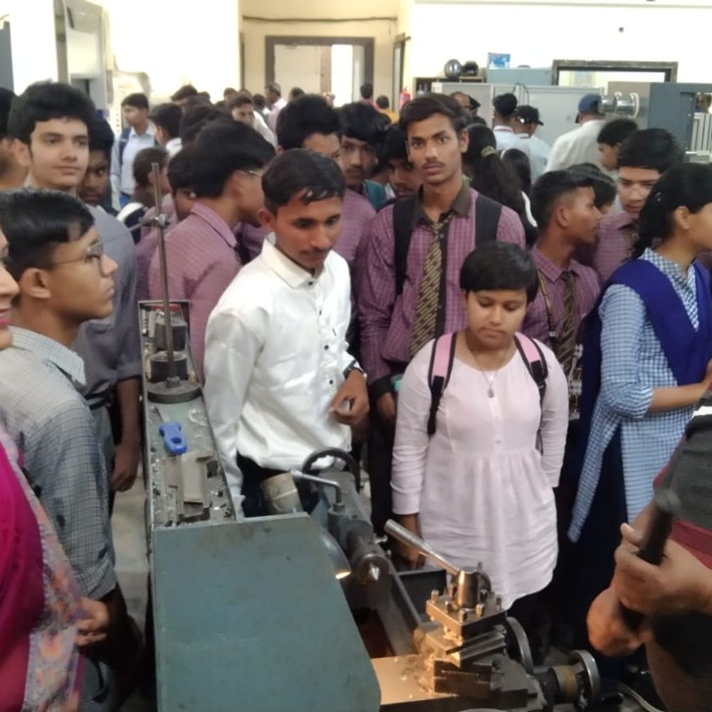 औरैया के छात्रों ने कानपुर में किया शैक्षिक भ्रमण:आईआईटी प्रोफेसर, विज्ञान विशेषज्ञों और उद्यमियों से मिले