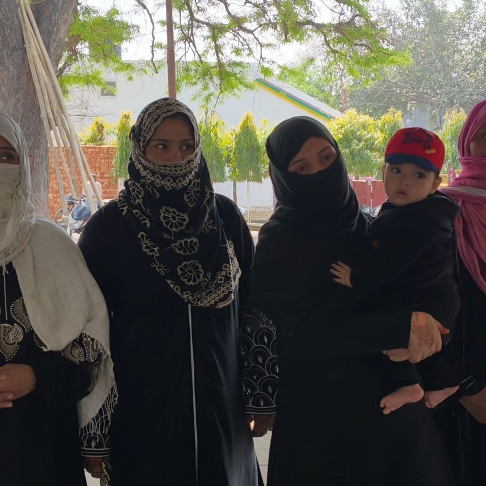 सहारनपुर में पत्नी को बच्चे सहित घर से निकाला:कार और दो लाख रुपये की मांग पूरी न करने पर प्रताड़ना का आरोप, SSP से मांगी मदद